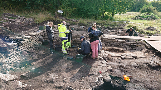 Arkeologstudenter gräver ut en del av det forna klostret i Varnhem